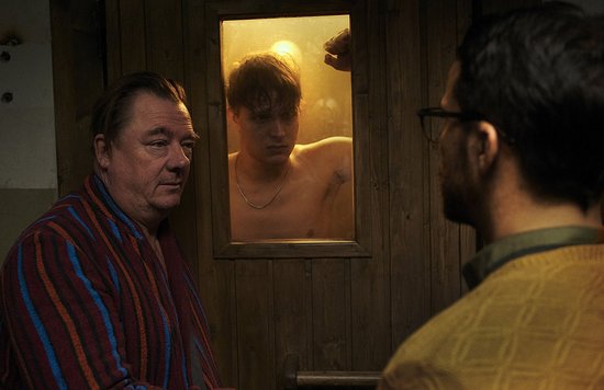 Sauna-Fan Rainer (Peter Kurth, links) hat den geflüchteten Rudi gefunden (Merlin Rose, Mitte). Sauna-Fan Rainer (Peter Kurth, links) hat den geflüchteten Rudi gefunden (Merlin Rose, Mitte).