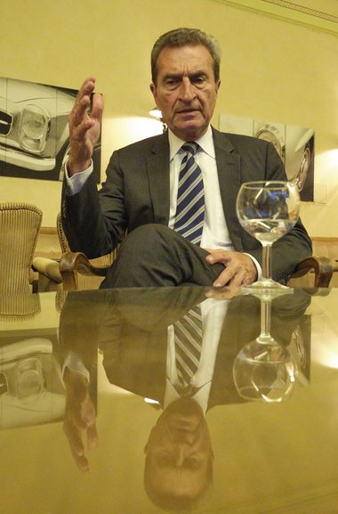 Oettinger, bevor er den Stuttgarter Rotarier:innen mitteilt, was alles schief läuft.