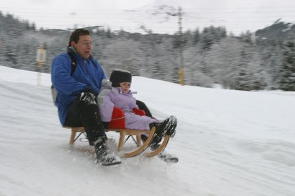 Befreiend für Alle: Der moderne Mann darf beim Schlittenfahren sogar mehr Angst haben als sein Nachwuchs.