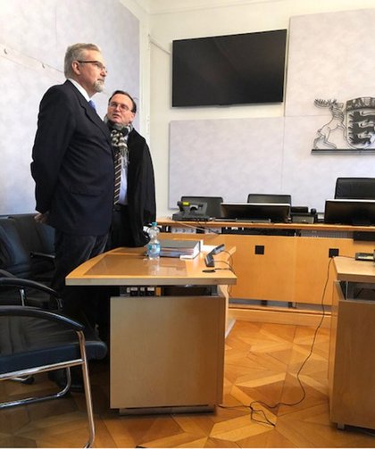 Bürgermeister Klaus B. Reichert (links) vor dem Verwaltungsgericht. Foto: Kontext