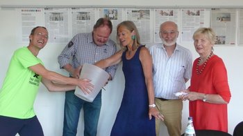 Hübscher als die Lottofee: Der Kontext-Vorstand (v.l. Dieter Baumann, Uli Reinhardt, Petra Bewer, Johannes Rauschenberger und Gabriele Müller-Trimbusch). Foto: Kontext