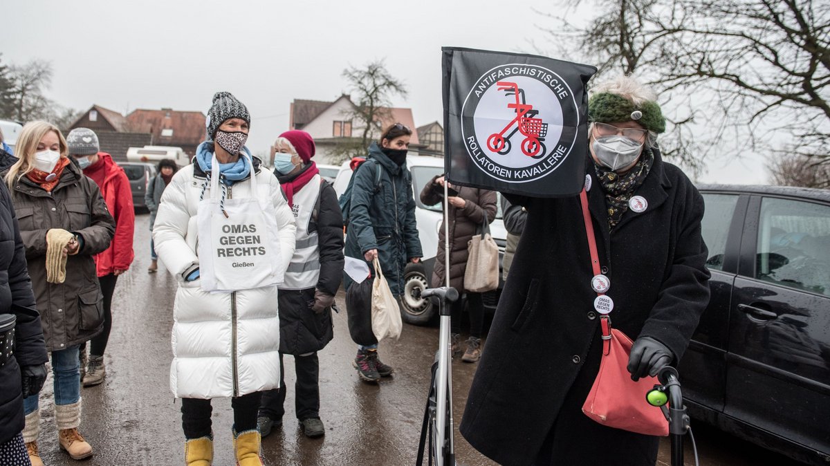 Und wieder andere setzen auf die Rollatoren-Kavallerie. Foto: Jens Volle
