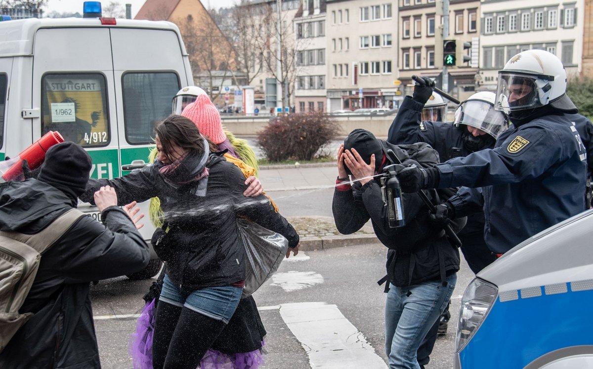 Sieht weniger nett aus: Die Stuttgarter Polizei beim Einsatz gegen linke DemonstrantInnen. Foto: Jens Volle