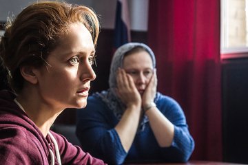 Nur die Biologin Elena (Victoria Isakova, links) bietet Wenja Paroli. Rechts: Wenjas Mutter (Julia Aug).