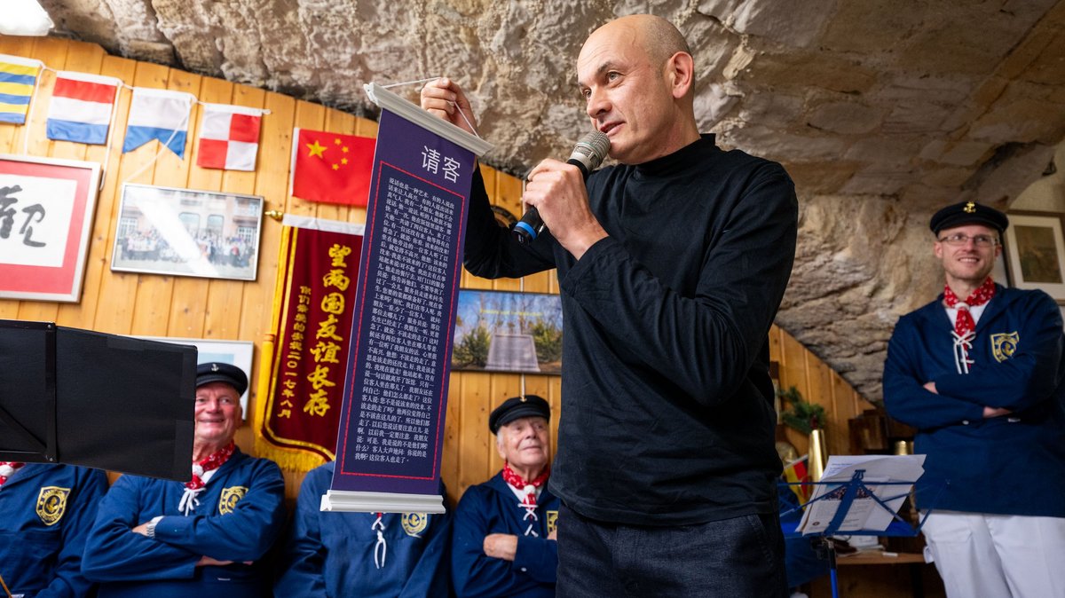 Stephan Köperl las eine aus China mitgebrachte Erzählung. Stephan Köperl las eine aus China mitgebrachte Erzählung.