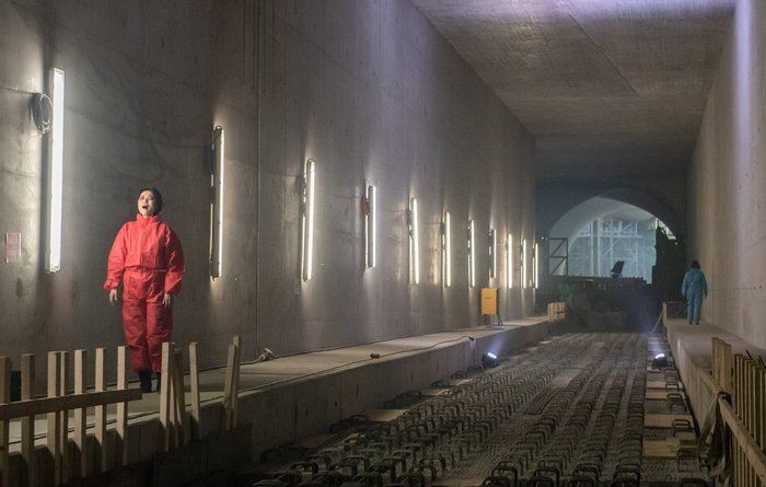 Zwei Sopranstimmen schallen durch die Tunnelröhre. Zwei Sopranstimmen schallen durch die Tunnelröhre.