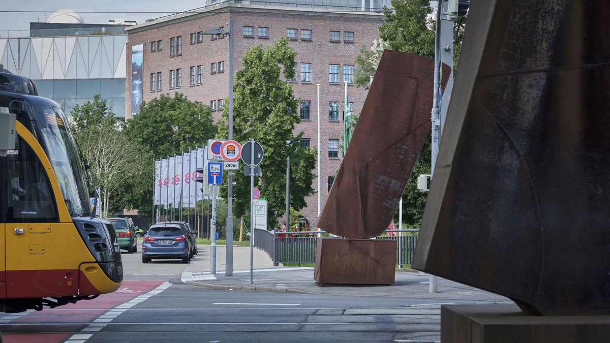 Blick über die Kaiserstraße auf die Experimenta.