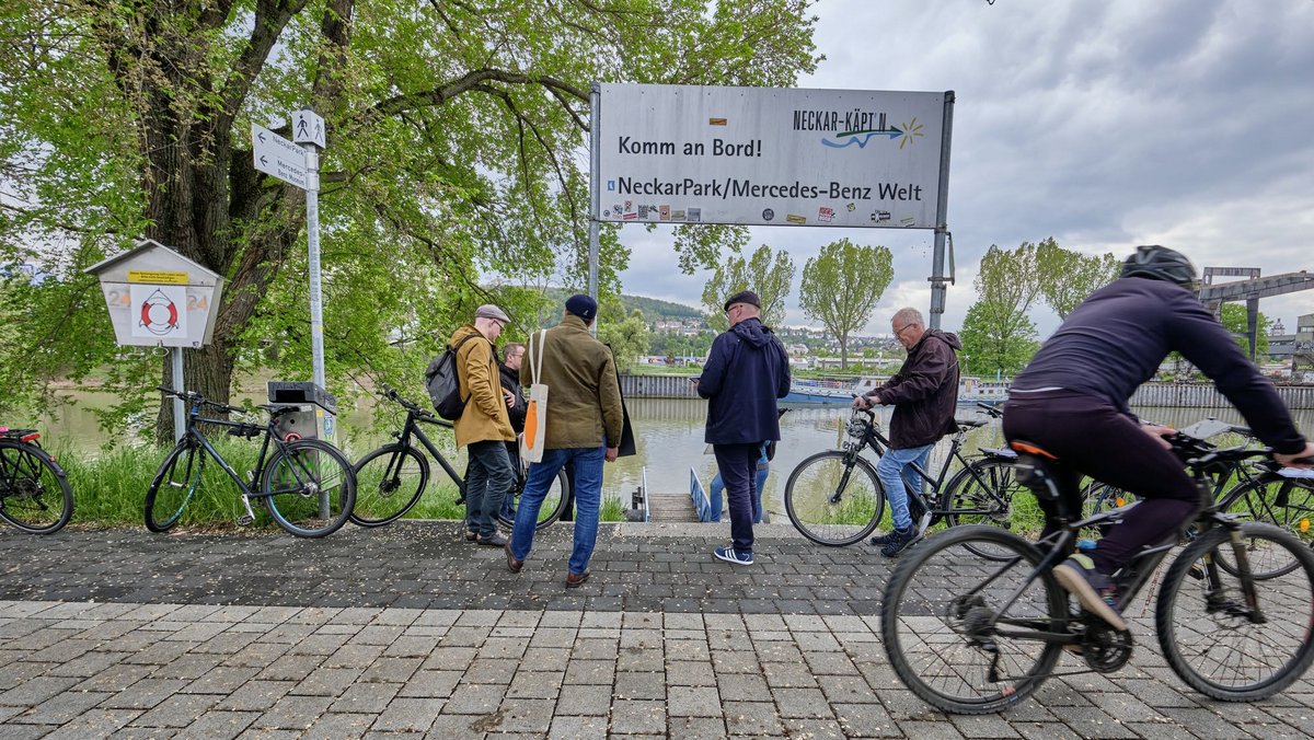 Drunter und drüber: Anlegestelle am Flussufer ... 
