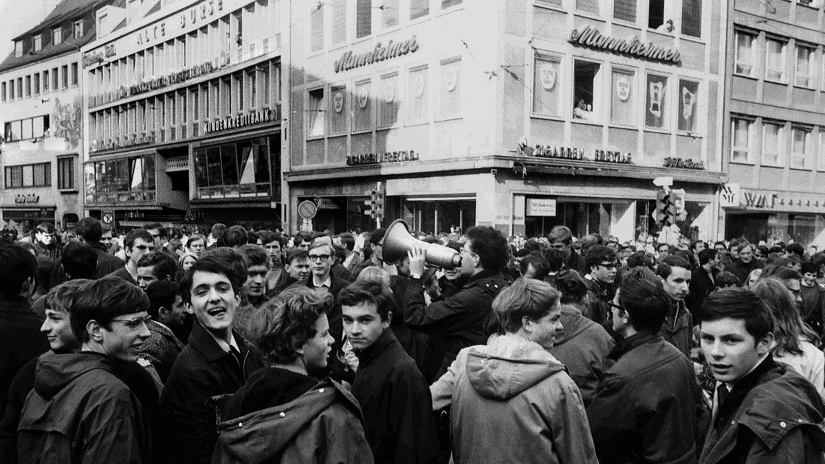 Michael Moos mit Megaphon 1968 bei einer Demo in Freiburg. Foto: Stadtarchiv Freiburg, M 75/1 – K. 52 Michael Moos mit Megaphon 1968 bei einer Demo in Freiburg. Foto: Stadtarchiv Freiburg, M 75/1 – K. 52