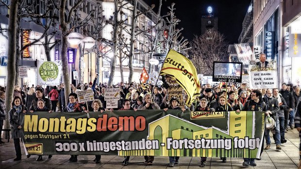 Auch sehr verantwortlich: Bei der 300. Montagsdemo am vergangenen Montagabend liefen tausende Demonstranten mit. Foto: Martin Storz