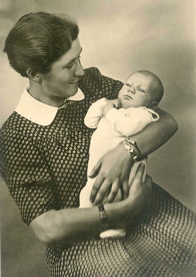 Gertrud Lutz 1942 mit ihrer Tochter. Foto: Autor:in unbekannt, VVN-BdA, CC BY-SA 3.0