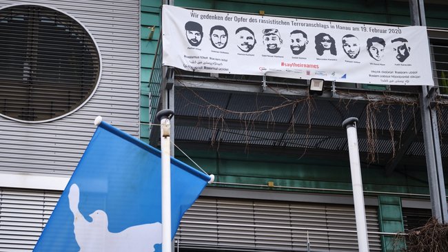 Vor dem Stadthaus Pfungstadt: Transparent zum Gedenken an die Opfer von Hanau. Vor dem Stadthaus Pfungstadt: Transparent zum Gedenken an die Opfer von Hanau.