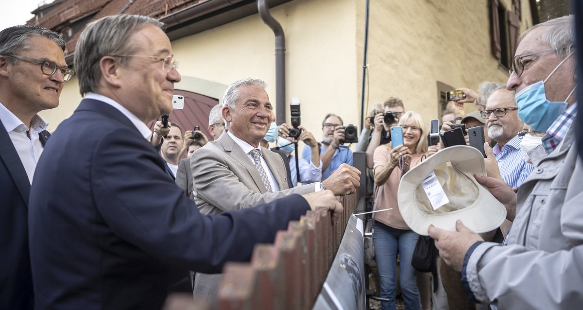 CDU-Wahlkampf in Essingen am vergangenen Wochenende. Zaungäste: Roderich Kiesewetter (ganz links), Armin Laschet, Thomas Strobl. Fotos: Julian Rettig