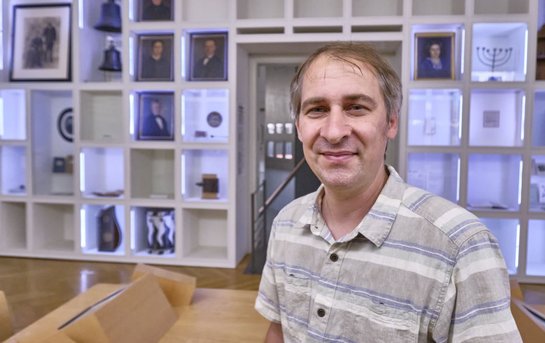 Michael Niemetz im Museum zur Geschichte von Christen und Juden.