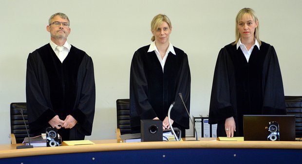 Von links nach rechts: Richter Georg Böckenhoff, Manuela Haußmann (Vorsitzende) und Anna Müller-Nies. Foto: Bernd Weißbrod