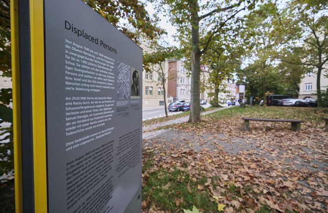 Eine Stehle erinnert an der oberen Reinsburgstraße an das Lager der Displaced Persons und den ermordeten Juden Samuel Danziger. Foto: Joachim E. Röttgers Eine Stehle erinnert an der oberen Reinsburgstraße an das Lager der Displaced Persons und den ermordeten Juden Samuel Danziger. Foto: Joachim E. Röttgers