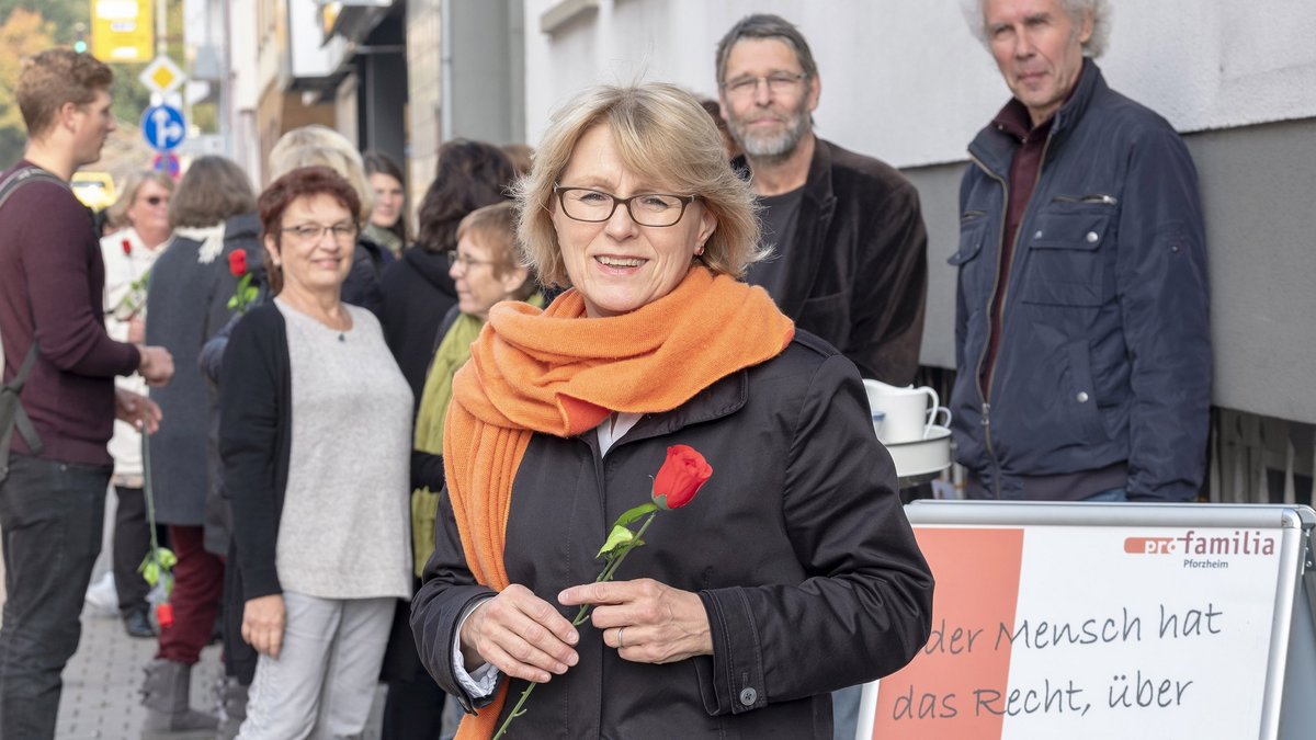 Abtreibungsgegner:innen belagern im Oktober 2018 die Pro-Familia-Beratungsstelle in Pforzheim, Gudrun Christ und Mitarbeiter:innen halten mit roten Rosen dagegen. Foto: Joachim E. Röttgers