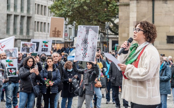 Rednerin Azin Sadati-Schmutzer berichtet, wie ihr Vater vor 14 Jahren ins Gefängnis kam, weil er gegen Vollverschleierung demonstrierte.  Rednerin Azin Sadati-Schmutzer berichtet, wie ihr Vater vor 14 Jahren ins Gefängnis kam, weil er gegen Vollverschleierung demonstrierte.