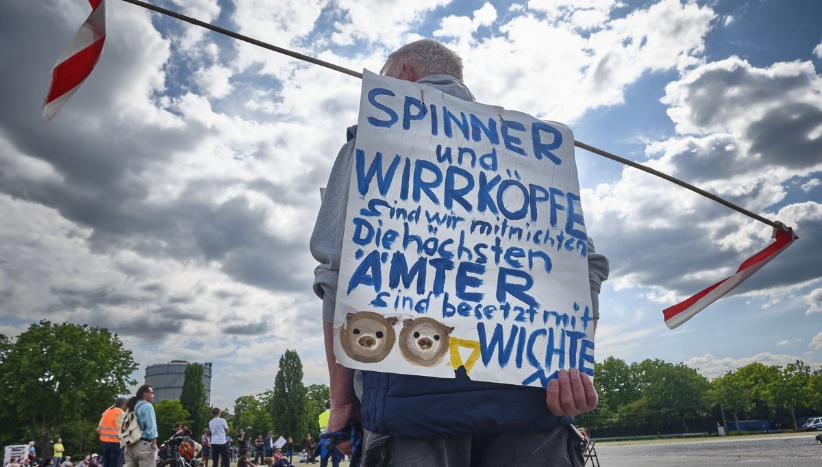 Querdenker in Stuttgart: Der Rutsch nach ganz rechts ist für Mittemenschen weich gestaltet. Foto: Joachim E. Röttgers