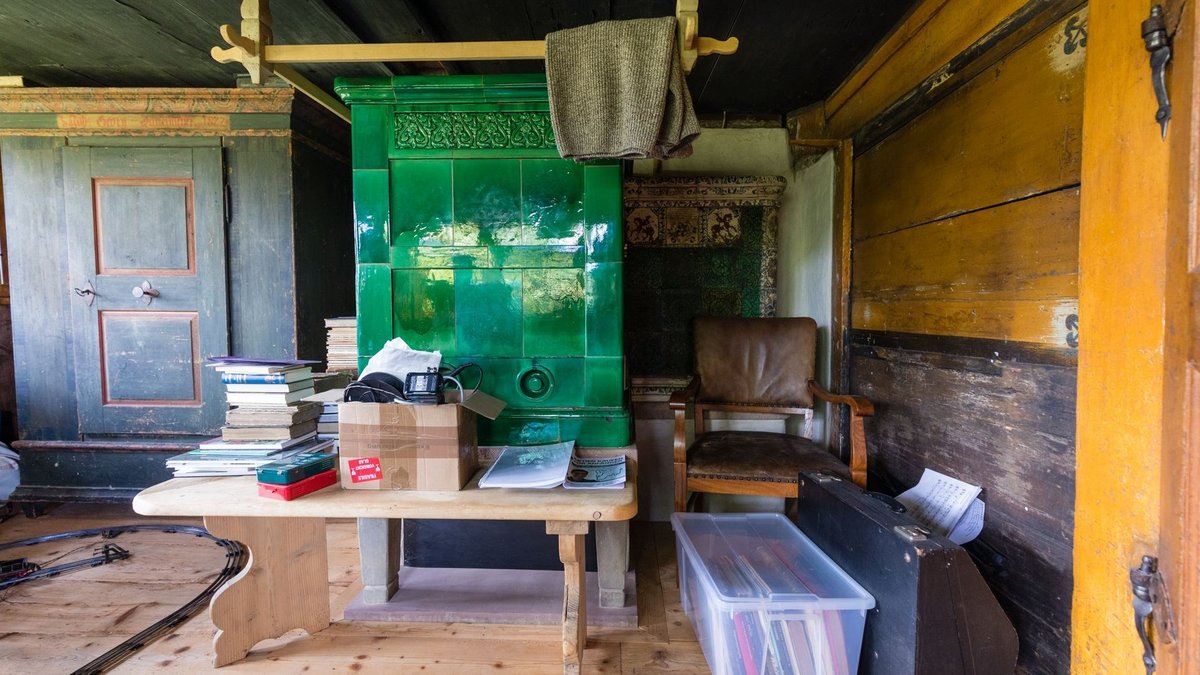 Antik vom Großen bis ins kleinste Detail: Bauernschrank, Kachelofen und alte Beschläge, ...