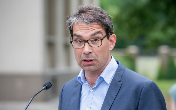 Staatssekretär Andre Baumann nennt ein Positivbeispiel: leichtere Lkw-Muttern. Foto: Jens Volle