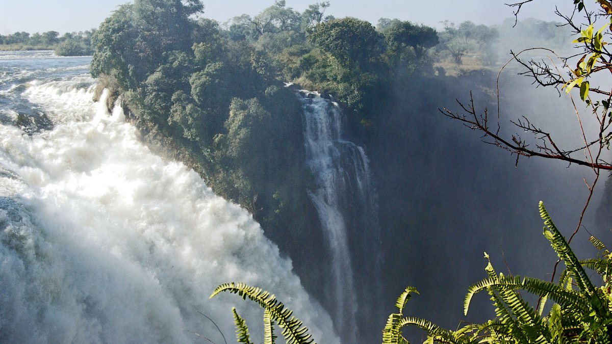Sambesi, Wasserfall Mosi-oa-Tunya ("Wolke mit Donner") der Victoriafälle zwischen Sambia und Simbabwe. Foto: Harvey Barrison, Massapequa, CC BY-SA 2.0, https://commons.wikimedia.org/w/index.php?curid=21467975