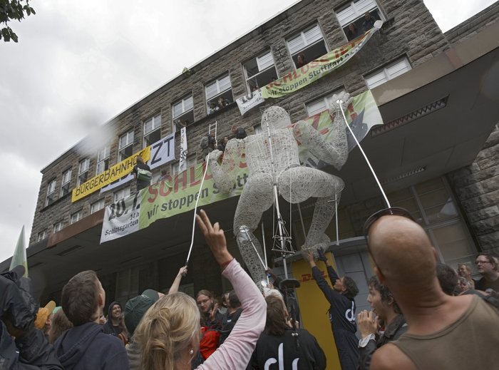 Etwa 100 Demonstrierende besetzen 2010 den Nordflügel des Stuttgarter Hauptbahnhofs, der abgerissen werden soll. Foto: Joachim E. Röttgers