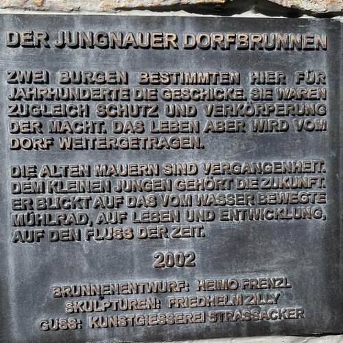 "Dem kleinen Jungen gehört die Zukunft." Schild am Jungnauer Dorfbrunnen. Foto: Kontext