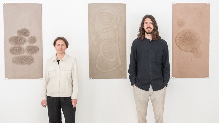 Freia Achenbach und June Fàbregas zwischen ihren Putzbildern.