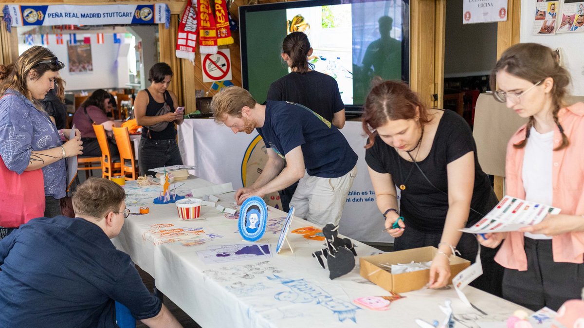 Zeichnen, schnippeln, malen und kleben bei der ersten Summer School Comics an der Merz Akademie.