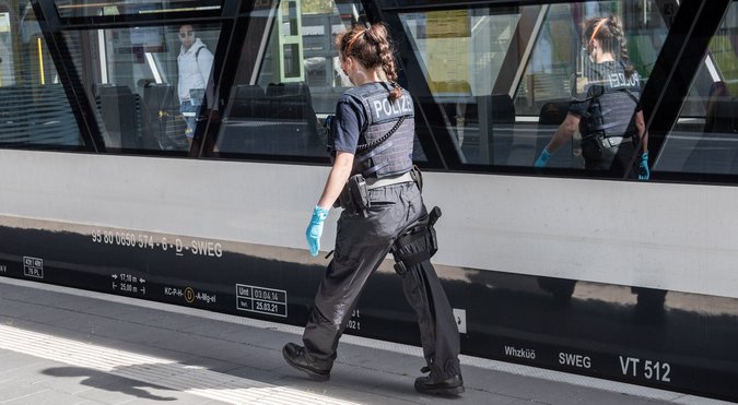 Zug für Zug wird kontrolliert – natürlich maskiert. Zug für Zug wird kontrolliert – natürlich maskiert.