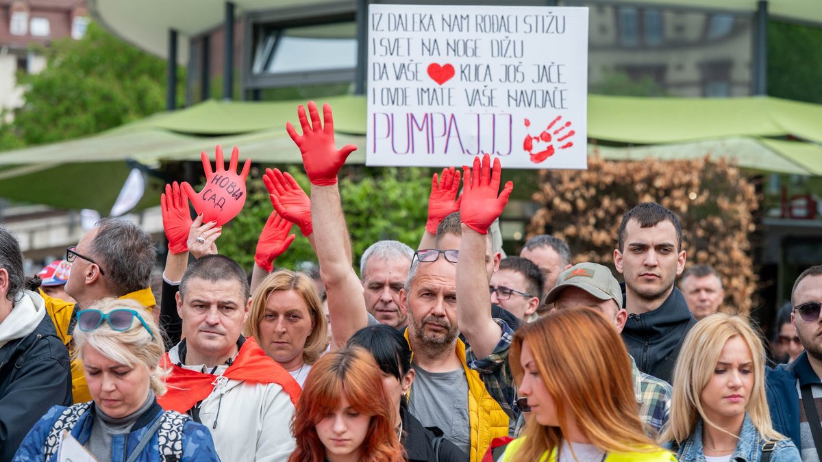 Die rote Hand symbolisiert das Blut an den Händen des serbischen Regimes. 