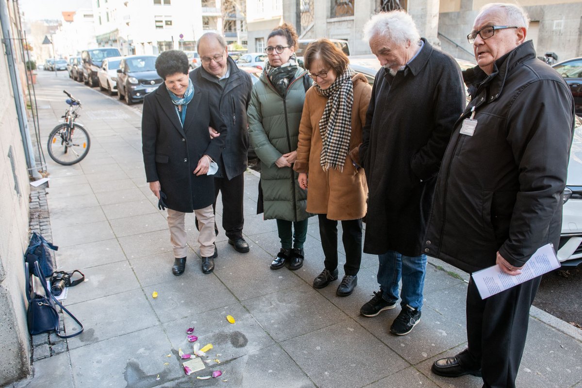 Um den frisch verlegten Stolperstein für Siegfried Fiskus stehen (von links): Monique Slamce, Fiskus' Neffe Marc Genzel, die französische Generalkonsulin Catherine Veber, Muriel Klein-Zolty, Volker Mall von der KZ-Gedenkstätte Hailfingen-Tailfingen und Pierre Caudrelier von der Deutsch-Französischen Gesellschaft. Foto: Jens Volle