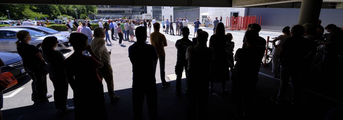 Ein sehr heißer Protesttag oben am Pressehaus.