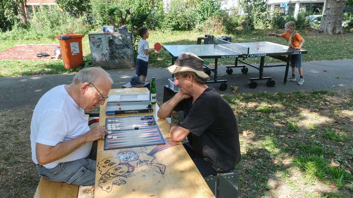 Im Gegensatz zu Waffen und Messern sind Tischtennis und Brettspiele im "Bella Park" erlaubt. Foto: Carina Kircher