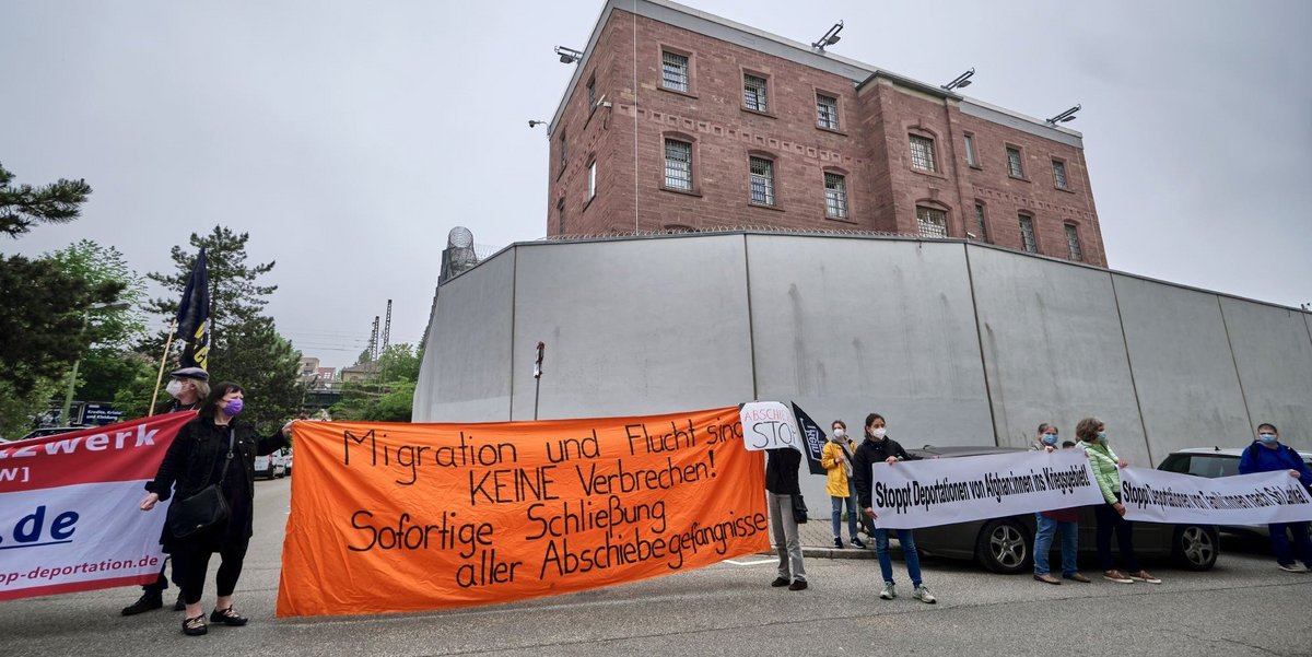 Aus dem Abschiebeknast Pforzheim werden Geflüchtete abgeschoben. Auch TamilInnen – obwohl ihnen in Sri Lanka Verhaftungen und Folter drohen. Fotos: Joachim E. Röttgers Aus dem Abschiebeknast Pforzheim werden Geflüchtete abgeschoben. Auch TamilInnen – obwohl ihnen in Sri Lanka Verhaftungen und Folter drohen. Fotos: Joachim E. Röttgers