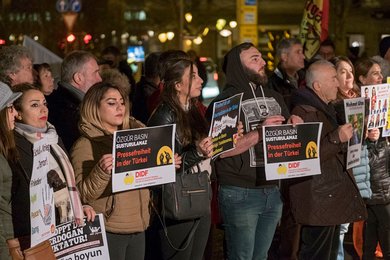 Rund hundert Menschen protestieren im Dezember 2016 in Stuttgart gegen die Presseunterdrückung in der Türkei.