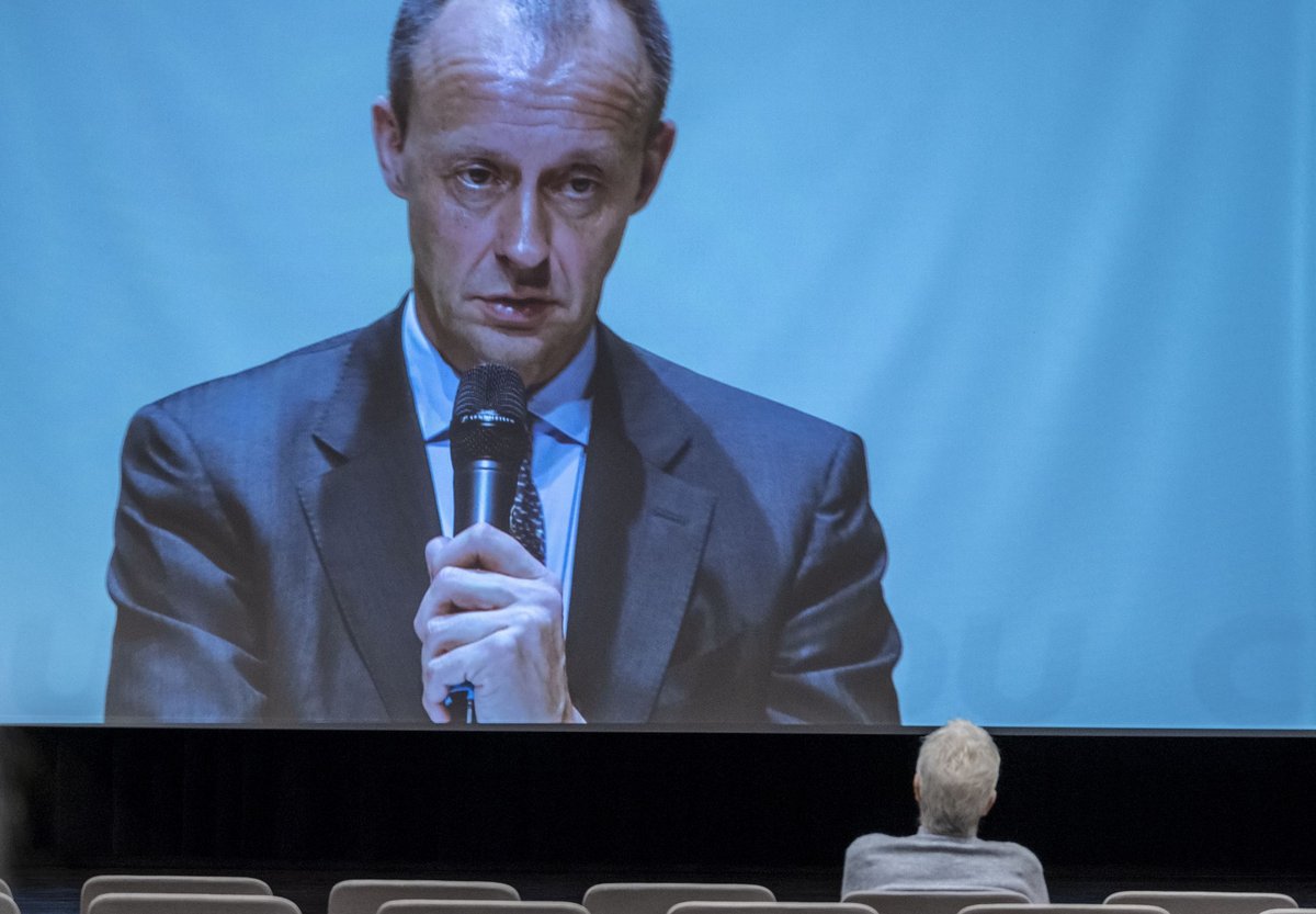 Friedrich allein zu Haus: Aus der Ferne spricht der Bundesvorsitzende beim CDU-Regionaltreffen 2018 in Böblingen. Fotos: Joachim E. Röttgers