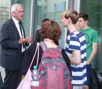 Ministerpräsident Kretschmann im Gespräch mit Vertretern der Grünen Jugend vor dem Landtag. Foto: Kontext