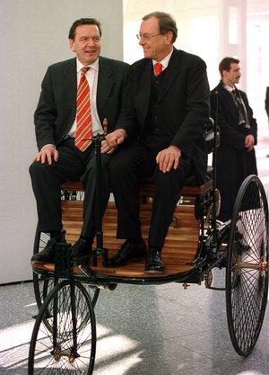 1999: Gerhard Schröder (links) und Jürgen Schrempp auf dem ersten Benz von 1886. 