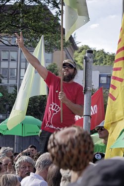 "Fahnenschwenker" Timo Kabel. Foto: Joachim E. Röttgers