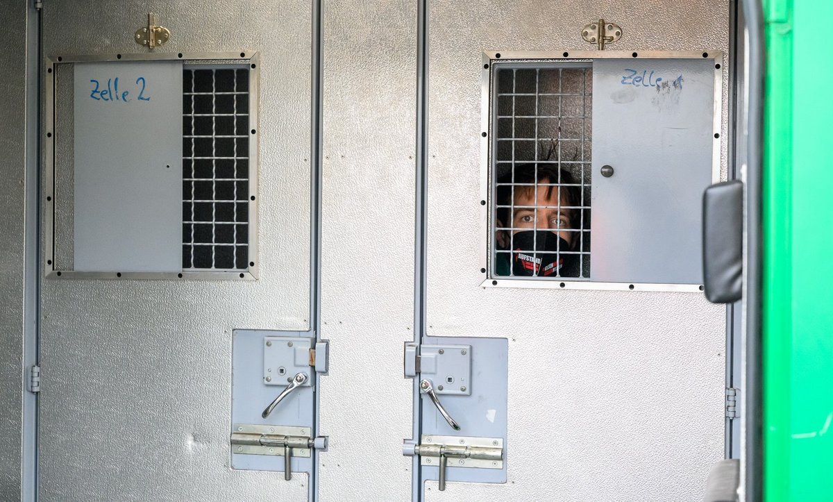 Der Stuttgarter Aktivist Nelson Butterfield saß schon mehrfach in Gewahrsam. Hier im Gefangenentransporter nach einer Blockade der A100 in Berlin, Februar 2022. Foto: Stefan Müller, https://creativecommons.org/licenses/by/2.0/