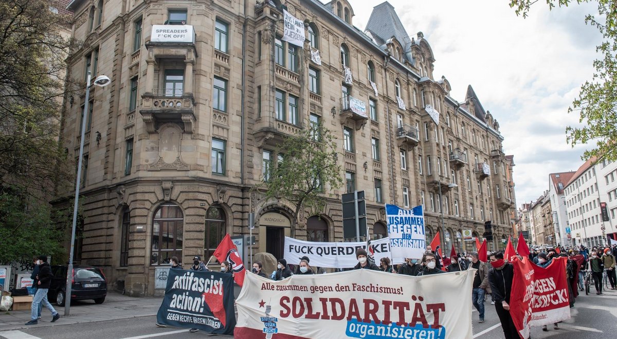 An solidarisch geschmückter Fensterfront geht's Richtung Picknick.