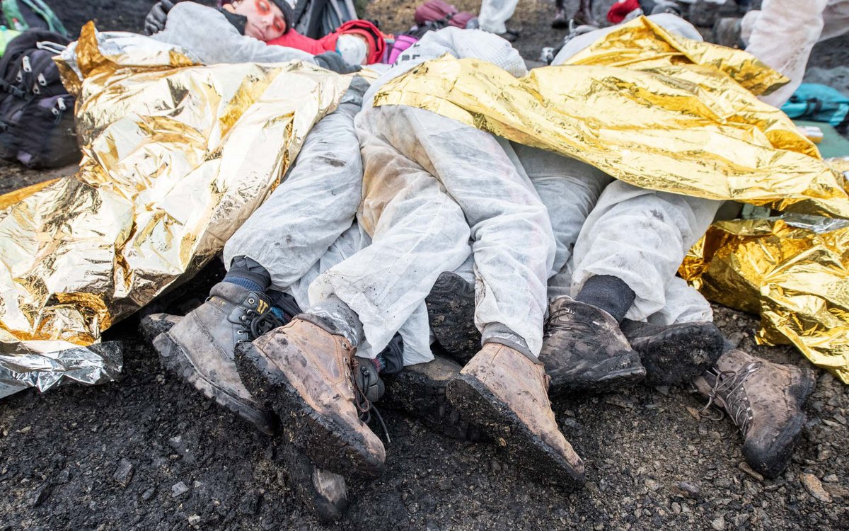 Pause IV. (Kuscheln hält Ende-Gelände-Demonstranten in der Lausitz warm.)