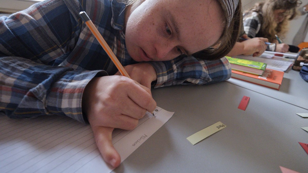 Mit Feuereifer bringt Friederike ein Märchen zu Papier. 