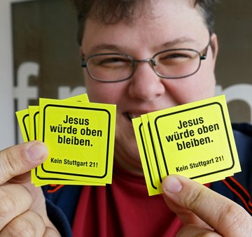 Bürochefin Sibylle Wais kann alles, sogar prima Aufkleber! Foto: Joachim E. Röttgers
