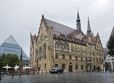 Da wollen sie rein und ganz nach oben: das Ulmer Rathaus. Foto: Joachim E. Röttgers