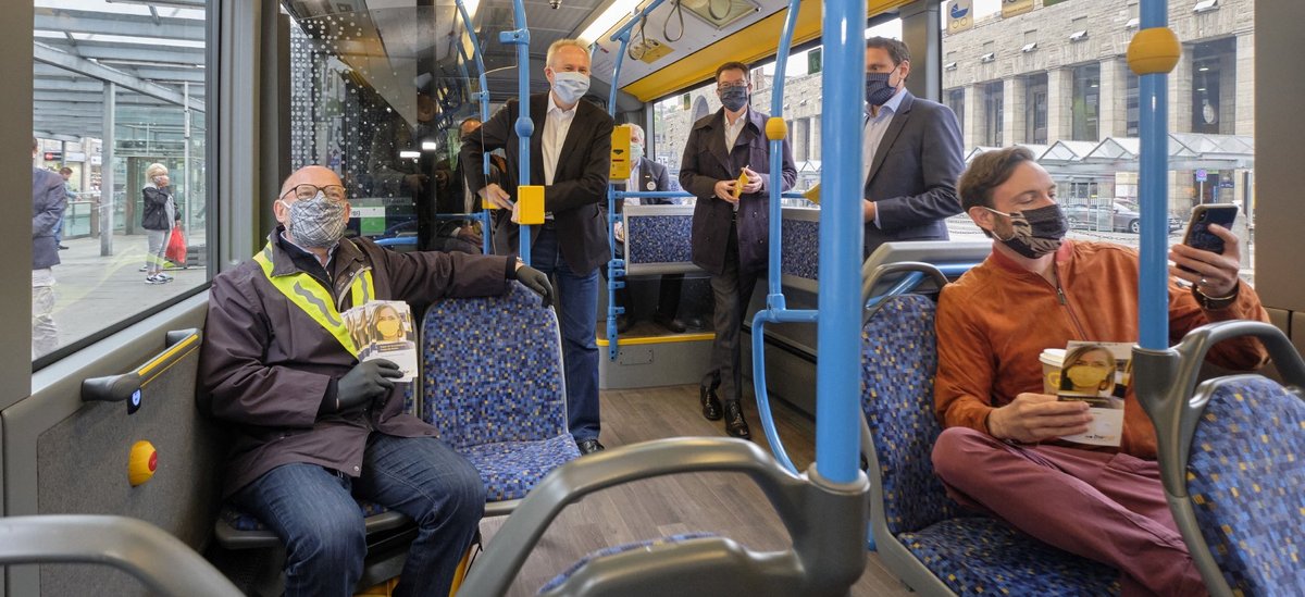 Landesverkehrsminister Winfried Hermann (links) bietet Geld, um teurere Tickets zu verhindern – niemand will es haben. Fotos: Joachim E. Röttgers