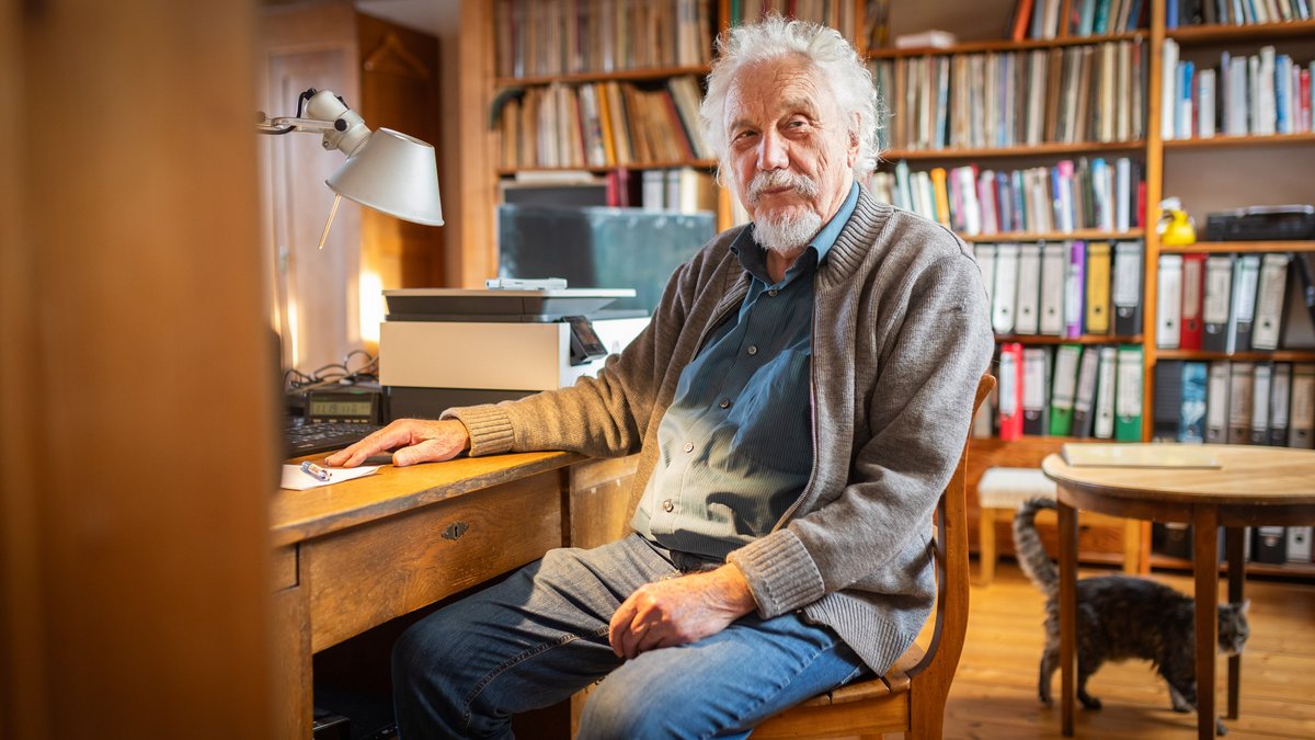 Volker Mall in seinem Arbeitszimmer. Fotos: Julian Rettig