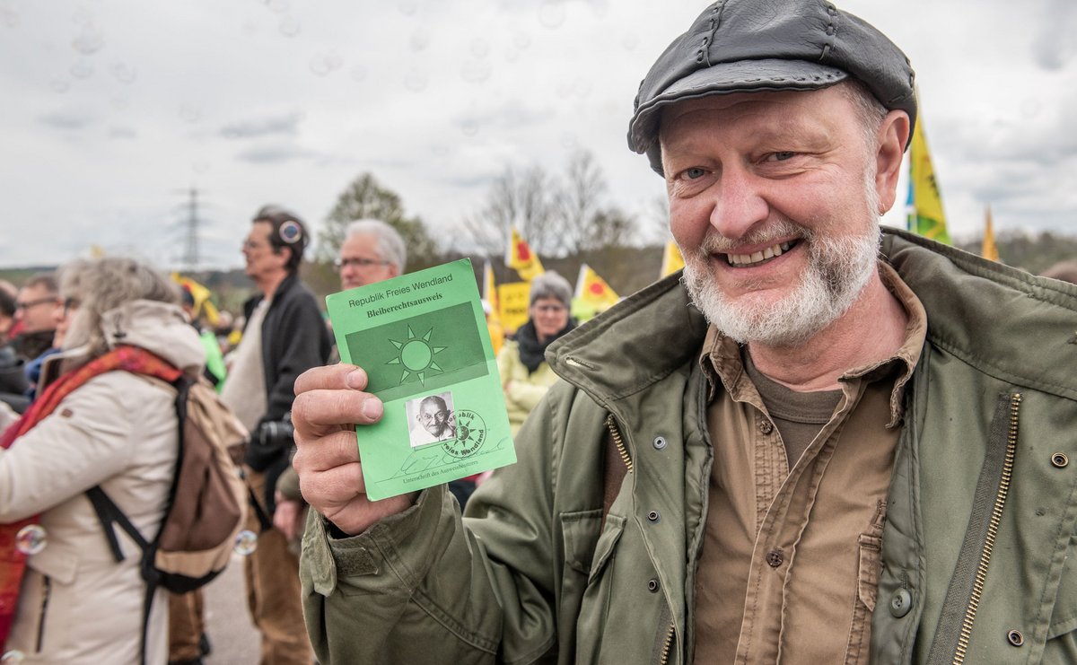 Noch einer aus dem Gorleben-Umfeld: Martin Rausch mit seinem Ausweis der Republik Freies Wendland.